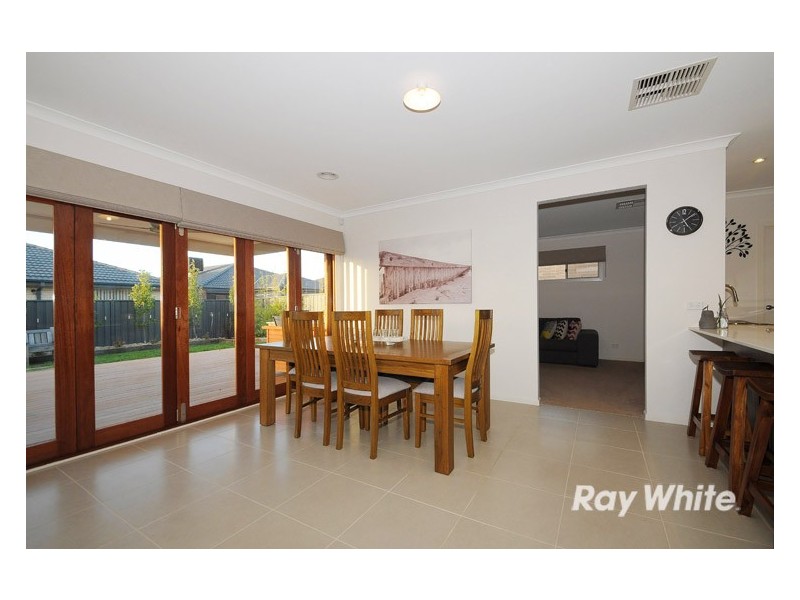 16 Hermes Avenue, Cranbourne West VIC 3977