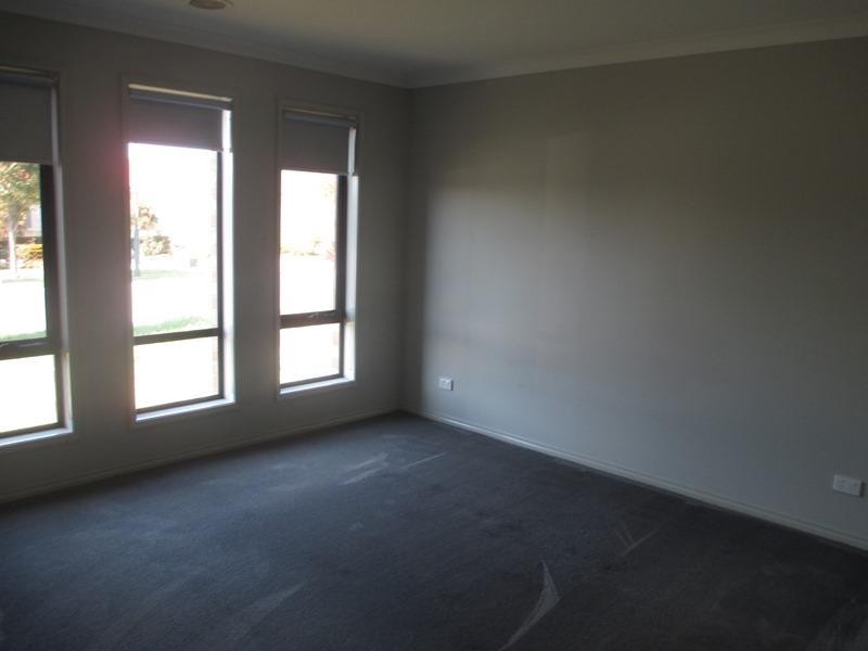 33 Greenaway Terrace, Cranbourne East VIC 3977