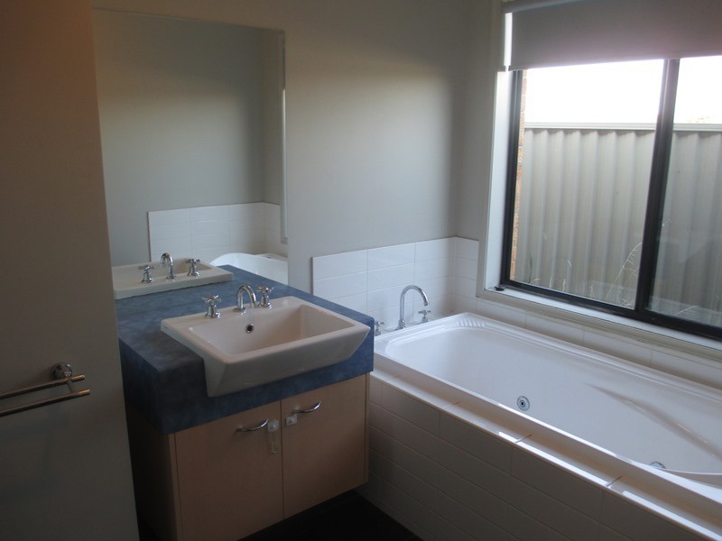 33 Greenaway Terrace, Cranbourne East VIC 3977