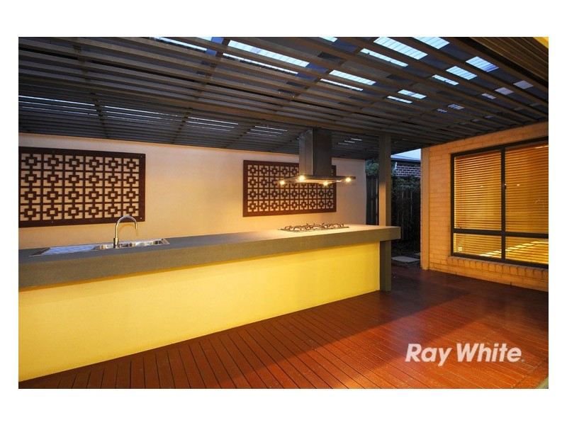 8 Holsteiner Terrace, Clyde North VIC 3978