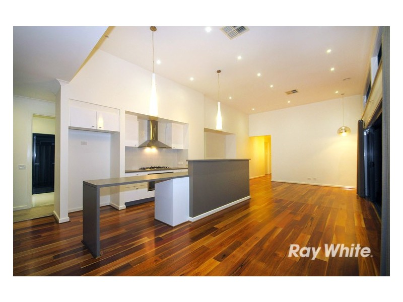 8 Holsteiner Terrace, Clyde North VIC 3978