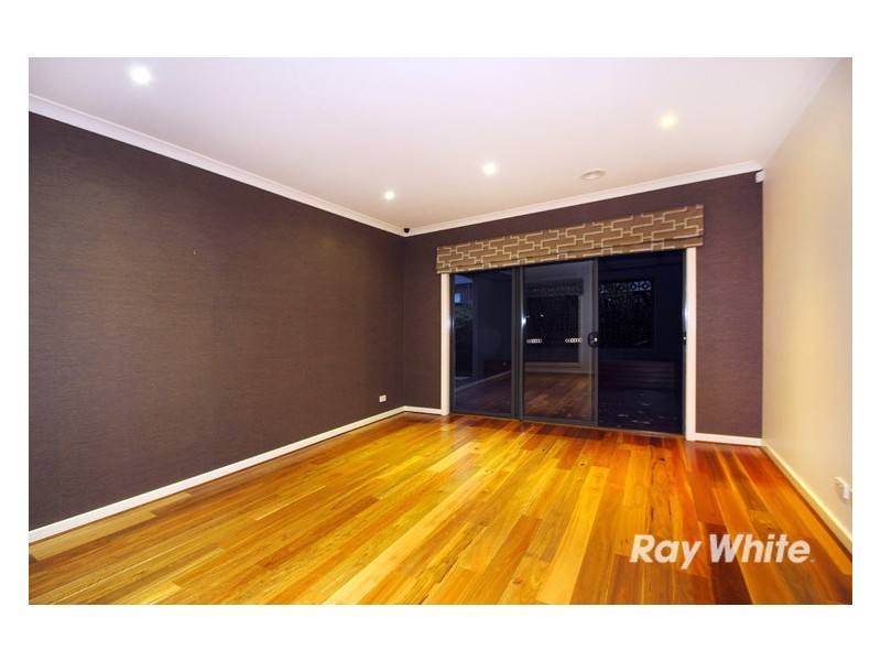 8 Holsteiner Terrace, Clyde North VIC 3978