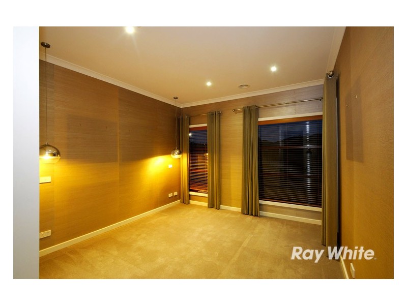 8 Holsteiner Terrace, Clyde North VIC 3978