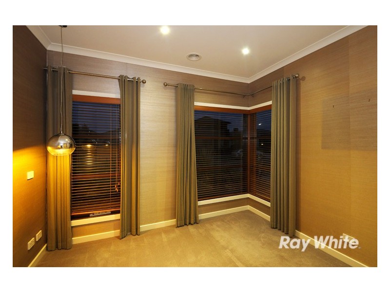 8 Holsteiner Terrace, Clyde North VIC 3978