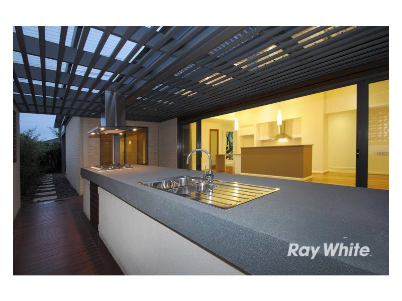 8 Holsteiner Terrace, Clyde North VIC 3978