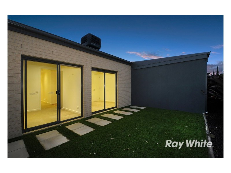 8 Holsteiner Terrace, Clyde North VIC 3978