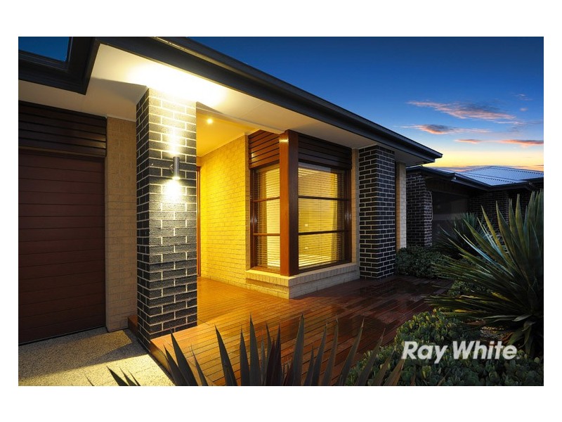 8 Holsteiner Terrace, Clyde North VIC 3978