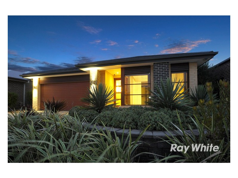 8 Holsteiner Terrace, Clyde North VIC 3978