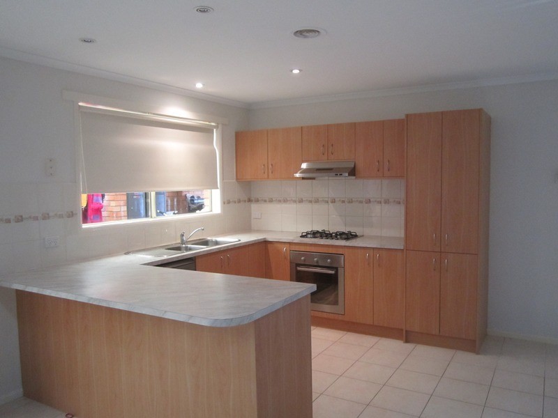 15 Staunton Walk, Cranbourne East VIC 3977