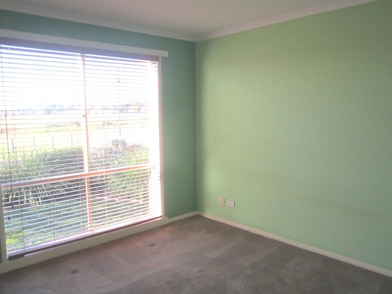 15 Staunton Walk, Cranbourne East VIC 3977