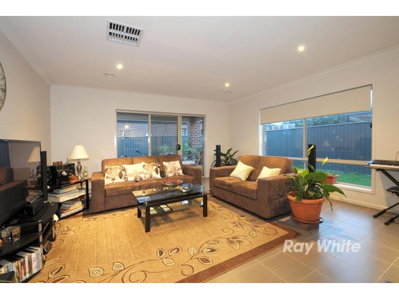 24 Kindred Avenue, Cranbourne North VIC 3977