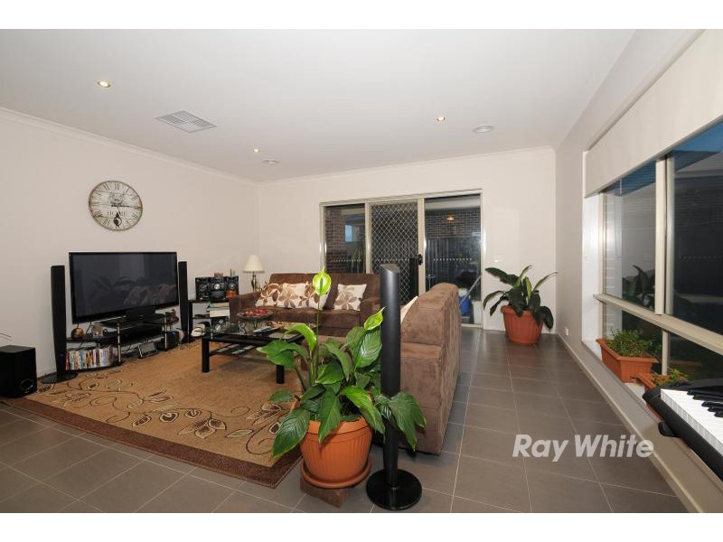 24 Kindred Avenue, Cranbourne North VIC 3977