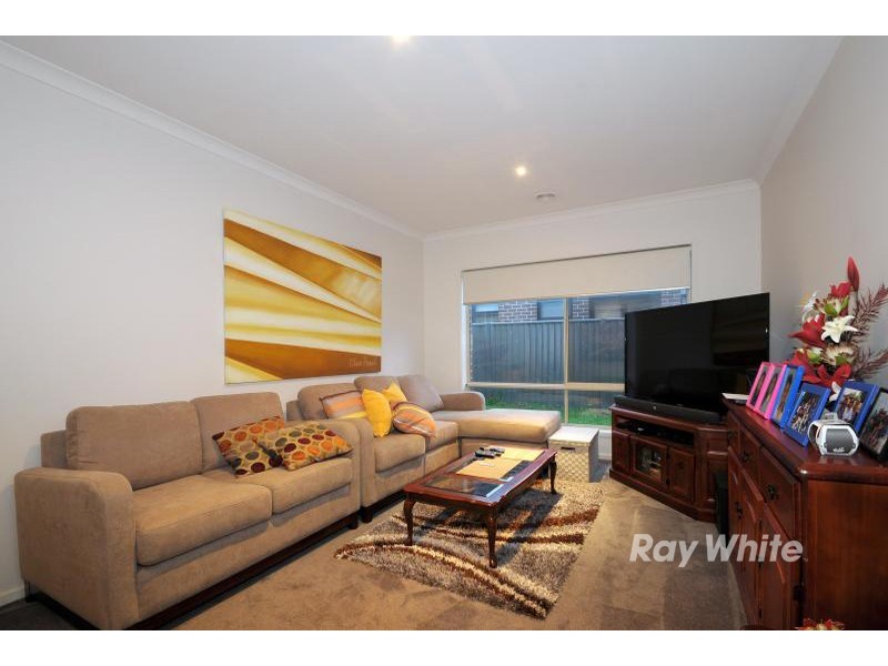 24 Kindred Avenue, Cranbourne North VIC 3977