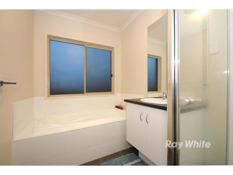 24 Kindred Avenue, Cranbourne North VIC 3977