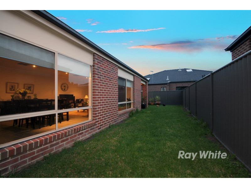 24 Kindred Avenue, Cranbourne North VIC 3977