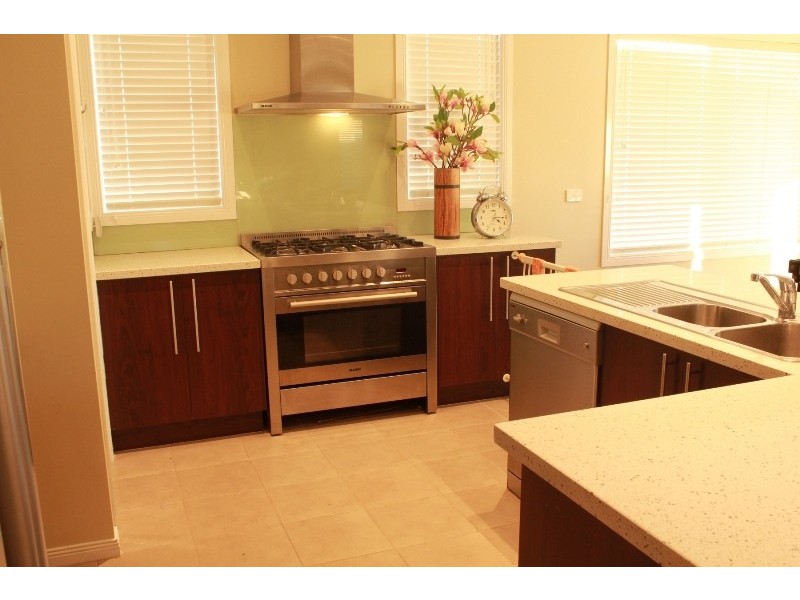 4 Westwood Road, Cranbourne East VIC 3977