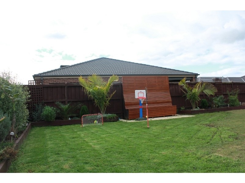 4 Westwood Road, Cranbourne East VIC 3977