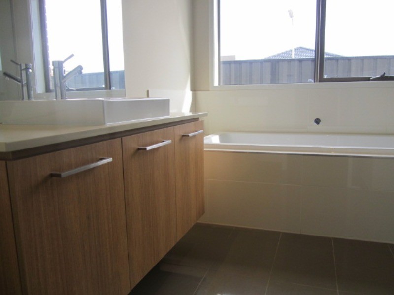 2 Jonesys Lane, Clyde North VIC 3978