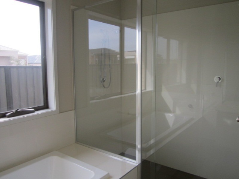 2 Jonesys Lane, Clyde North VIC 3978