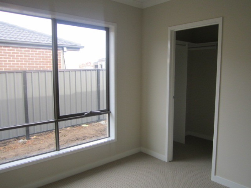 2 Jonesys Lane, Clyde North VIC 3978