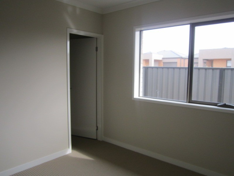 2 Jonesys Lane, Clyde North VIC 3978