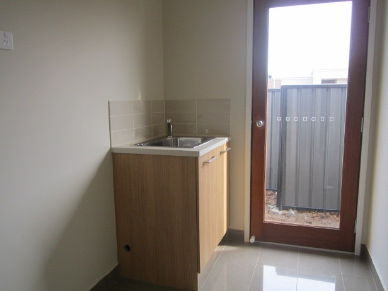 2 Jonesys Lane, Clyde North VIC 3978