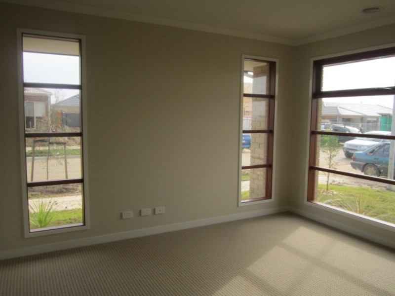 2 Jonesys Lane, Clyde North VIC 3978