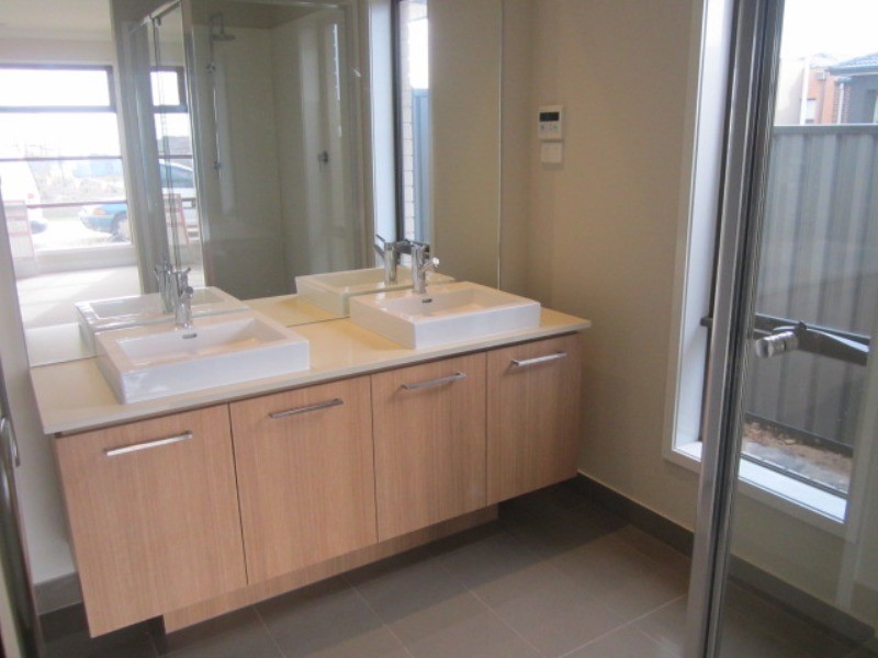 2 Jonesys Lane, Clyde North VIC 3978