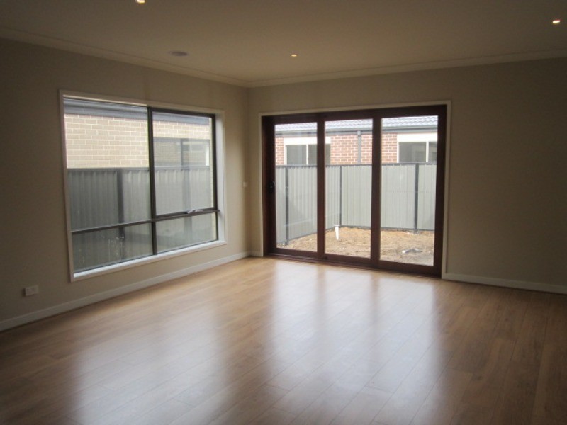 2 Jonesys Lane, Clyde North VIC 3978