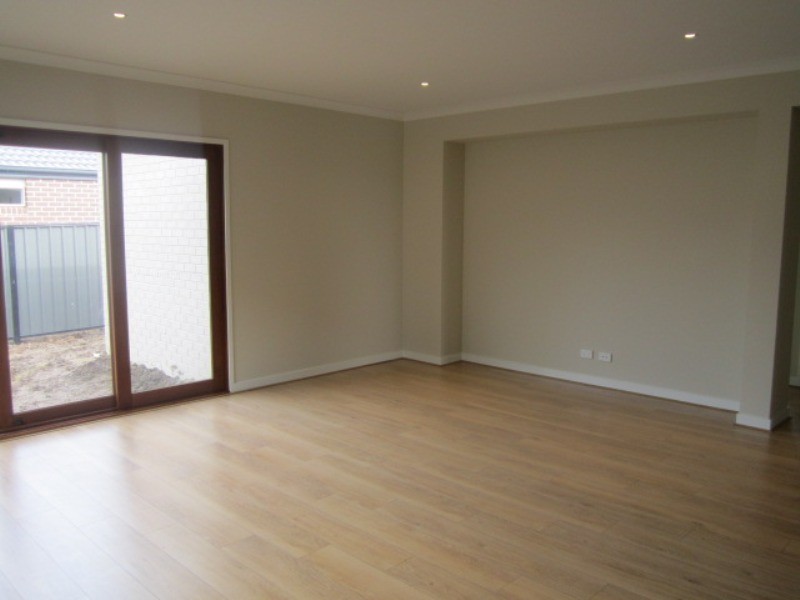 2 Jonesys Lane, Clyde North VIC 3978