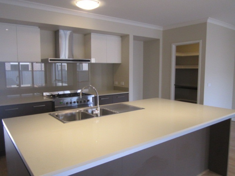 2 Jonesys Lane, Clyde North VIC 3978