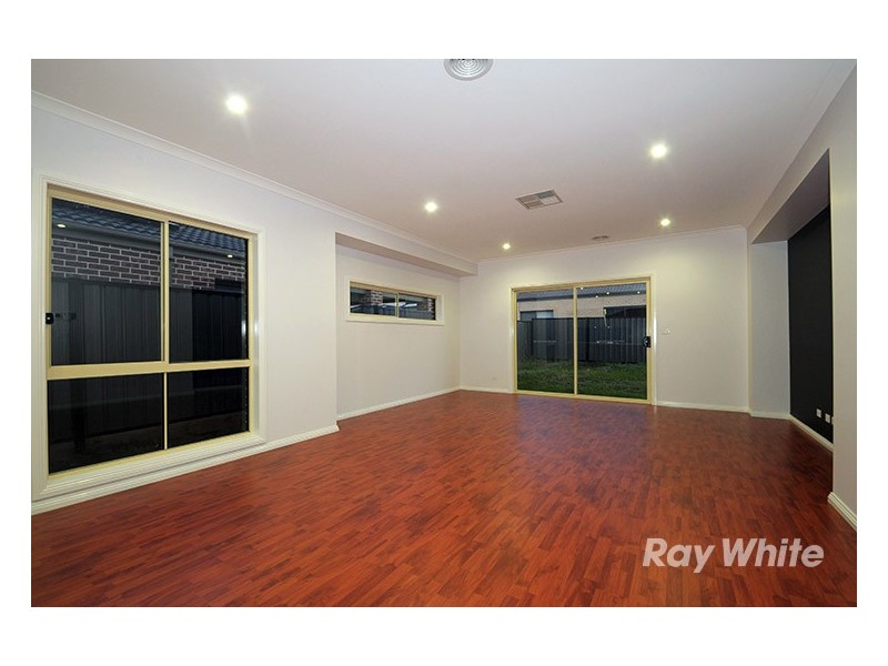 18 Appaloosa Grove, Clyde North VIC 3978