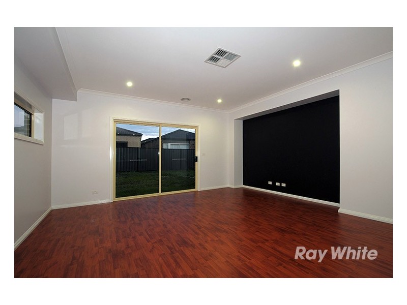 18 Appaloosa Grove, Clyde North VIC 3978