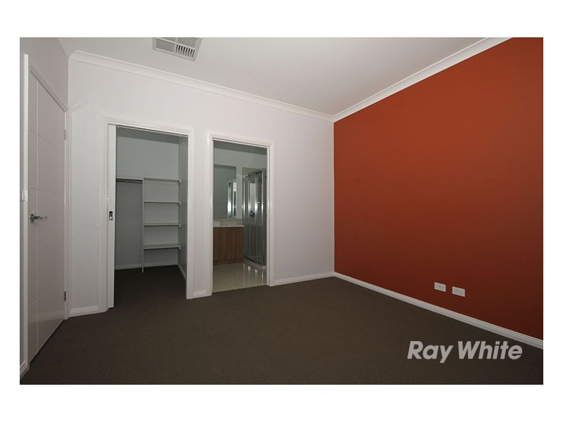 18 Appaloosa Grove, Clyde North VIC 3978