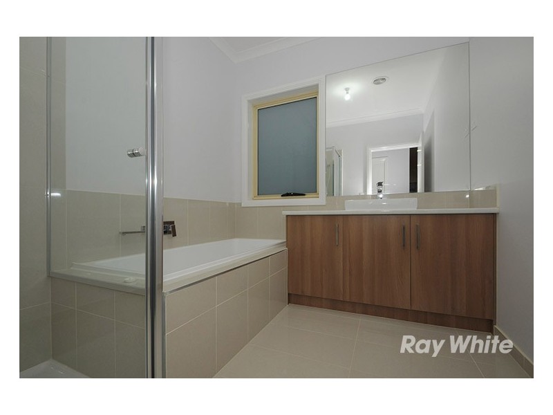 18 Appaloosa Grove, Clyde North VIC 3978