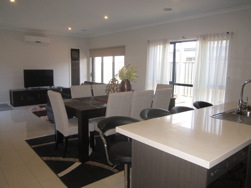 43 Fortuna Crescent, Cranbourne West VIC 3977