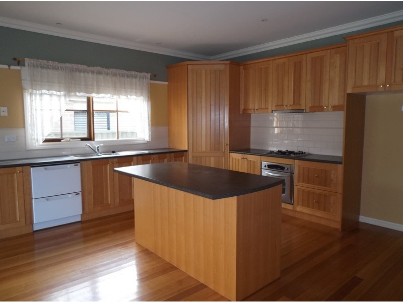 6 Gallop Close, Cranbourne East VIC 3977