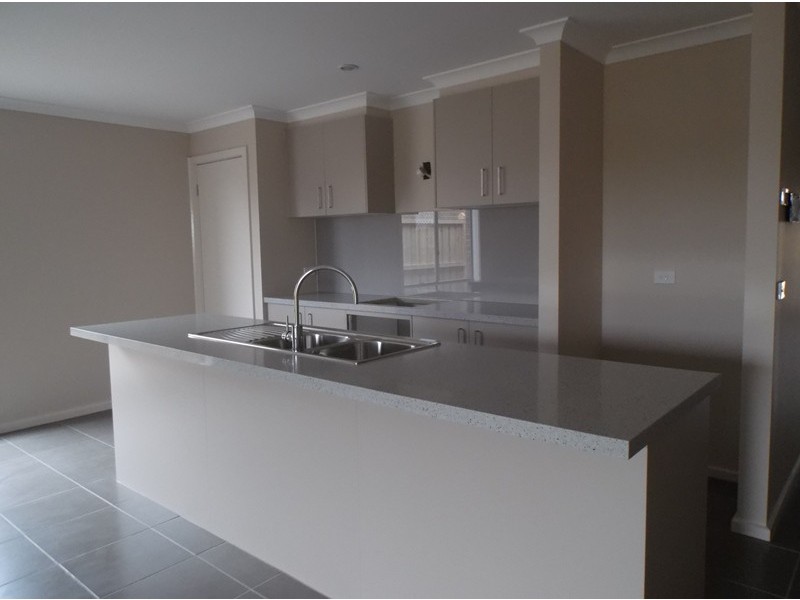 4 Longmeadow Road, Officer VIC 3809