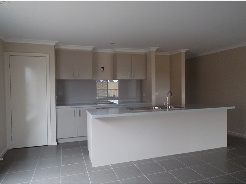 4 Longmeadow Road, Officer VIC 3809