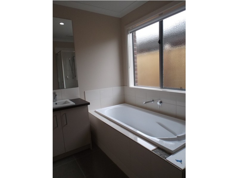 4 Longmeadow Road, Officer VIC 3809