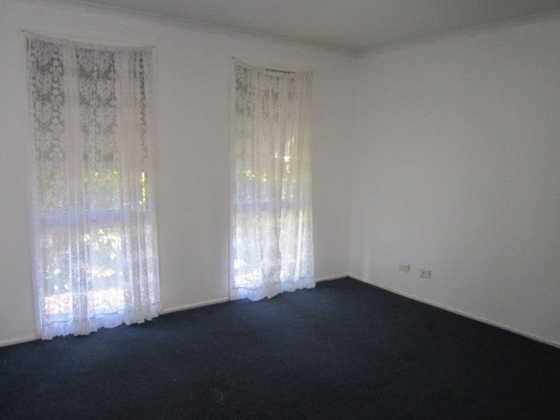 33 Maltravers Crescent, Cranbourne North VIC 3977