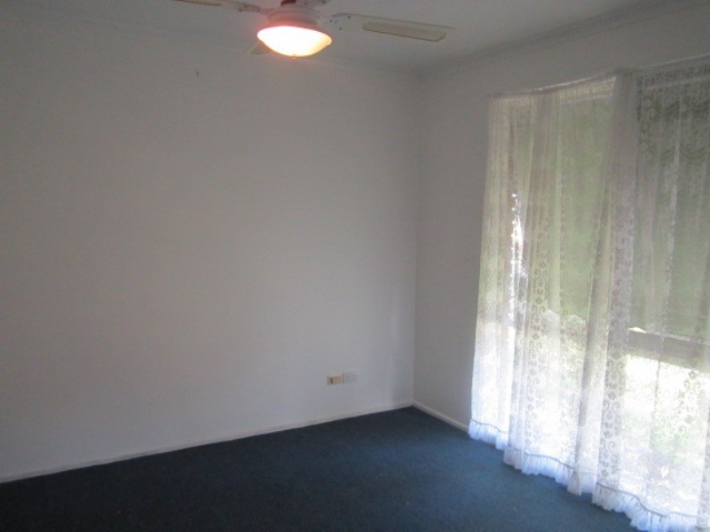 33 Maltravers Crescent, Cranbourne North VIC 3977