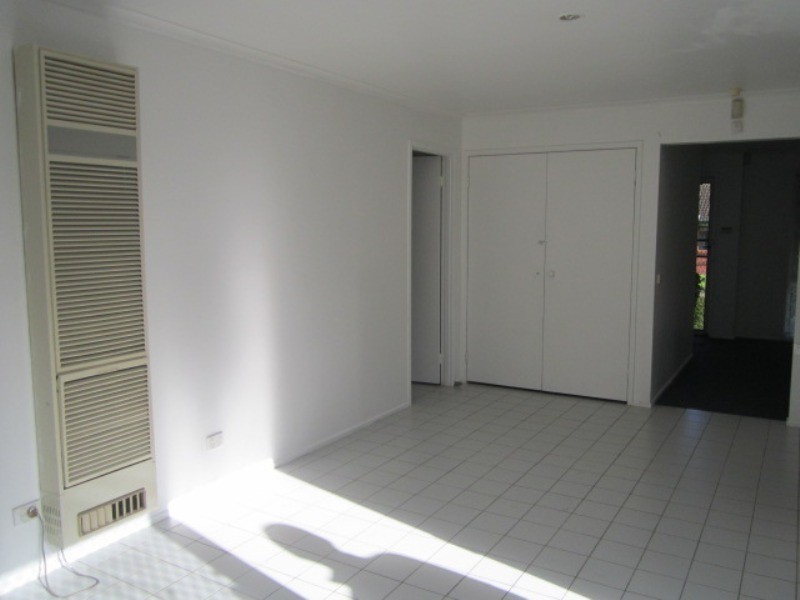 33 Maltravers Crescent, Cranbourne North VIC 3977