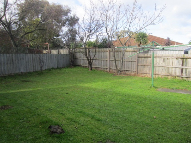 33 Maltravers Crescent, Cranbourne North VIC 3977