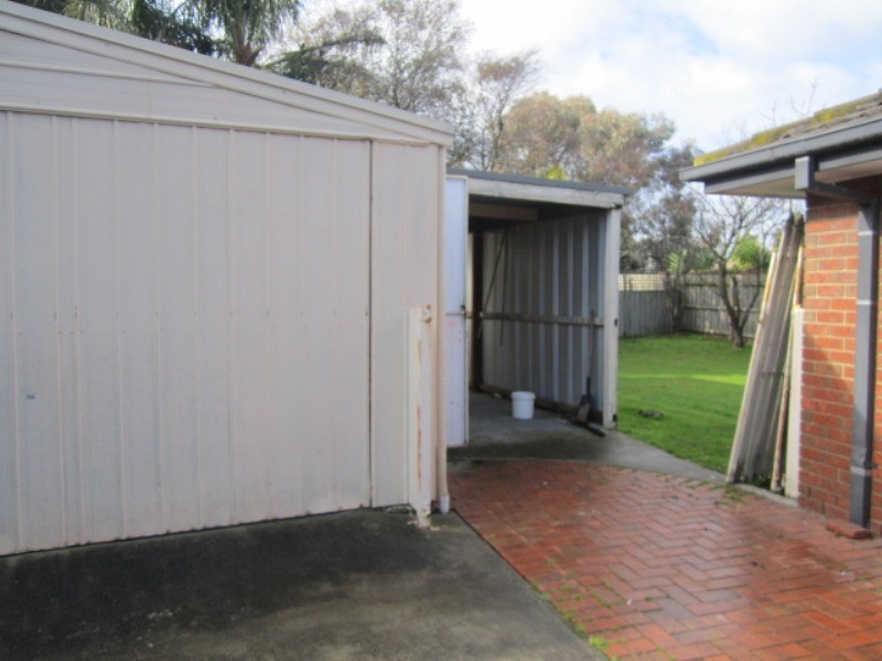 33 Maltravers Crescent, Cranbourne North VIC 3977