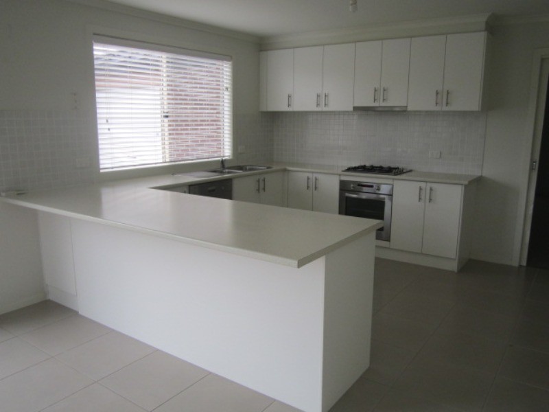 8 Ernest Crescent, Narre Warren South VIC 3805