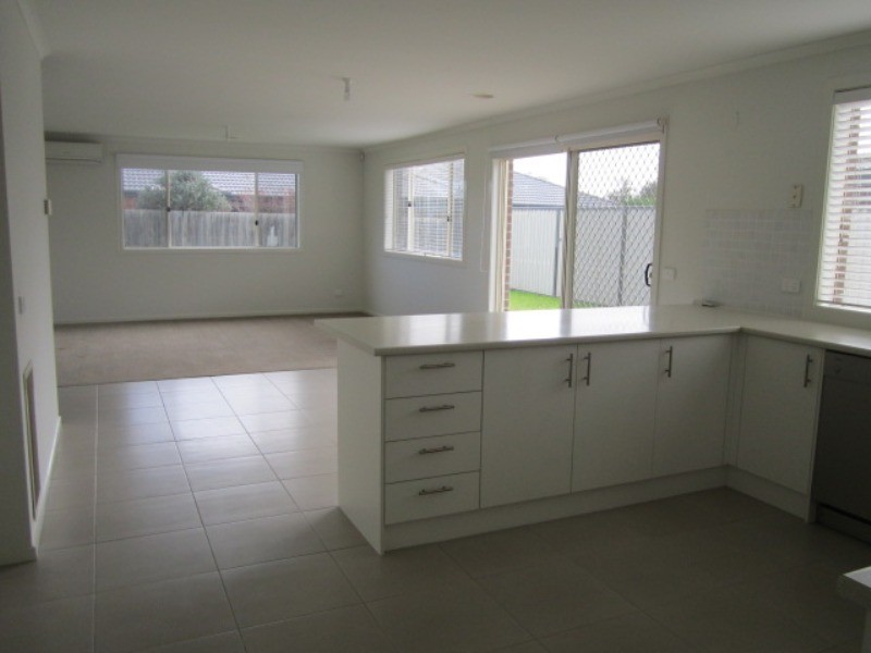 8 Ernest Crescent, Narre Warren South VIC 3805