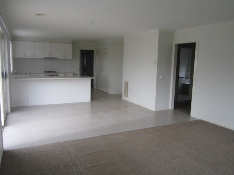 8 Ernest Crescent, Narre Warren South VIC 3805