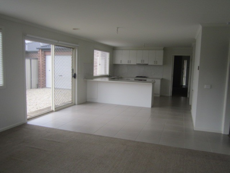 8 Ernest Crescent, Narre Warren South VIC 3805