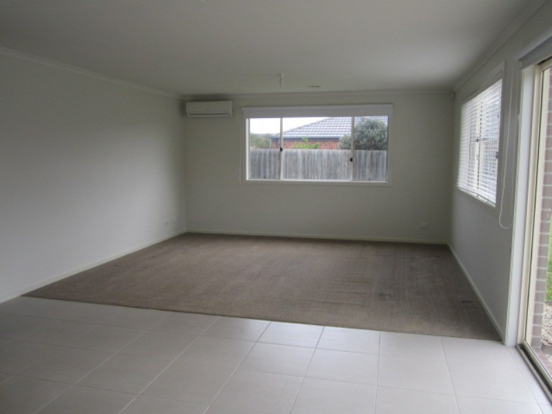 8 Ernest Crescent, Narre Warren South VIC 3805